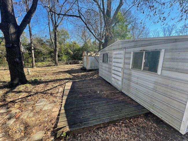 Building Photo - ** 4 bedrooms, 2 bath Located off Atlanta ...