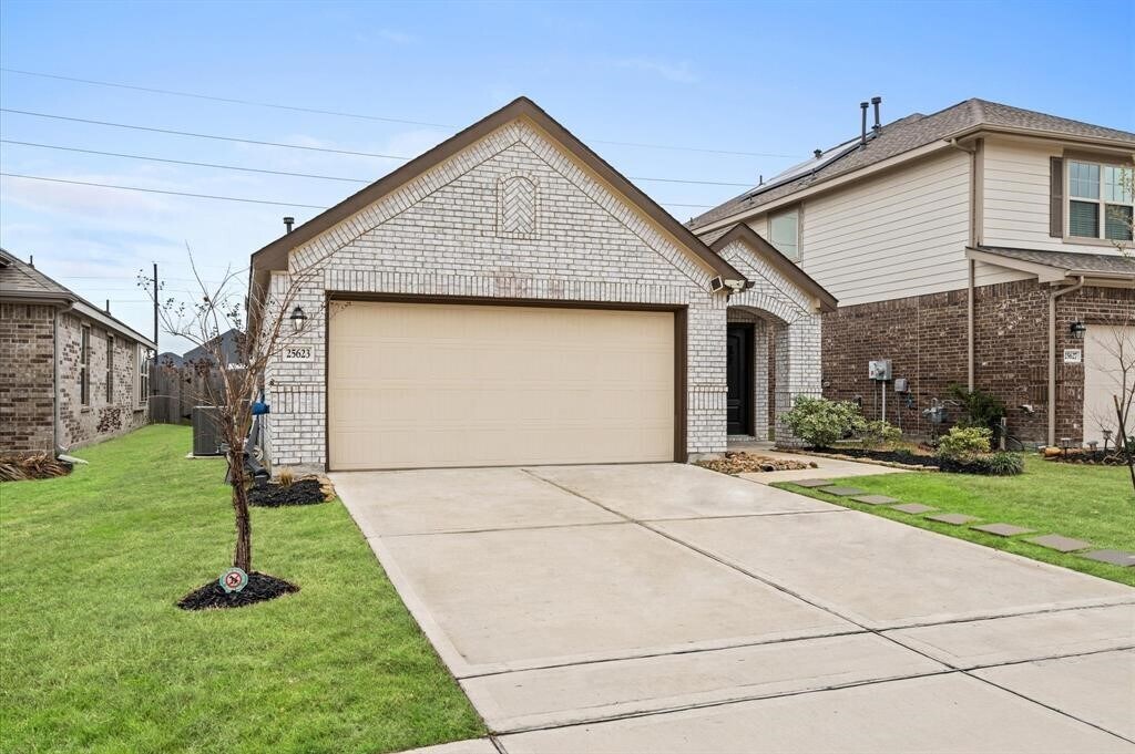 Foto principal - 25623 Bottlebrush Sedge St