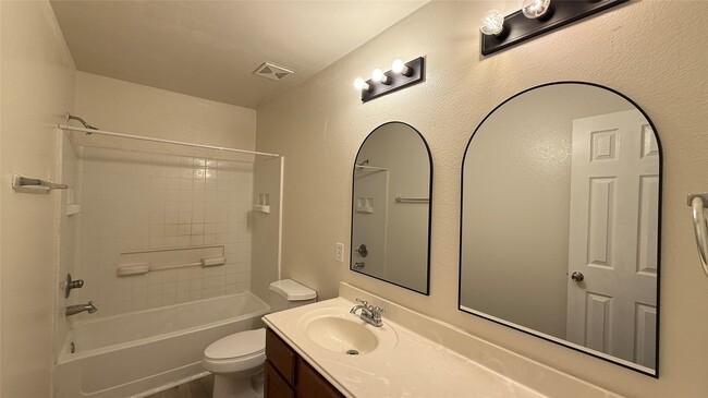 Building Photo - 3114 Junction Dr