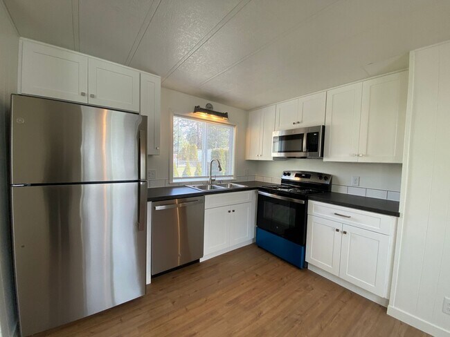 Foto del edificio - Beautifully just Remodeled-Spacious 3 bedrooms, 2 full baths mobile home with fenced yard. storag...