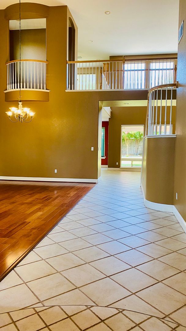 Building Photo - Gorgeous Serrano Area 4 bedroom 3 bath mea...