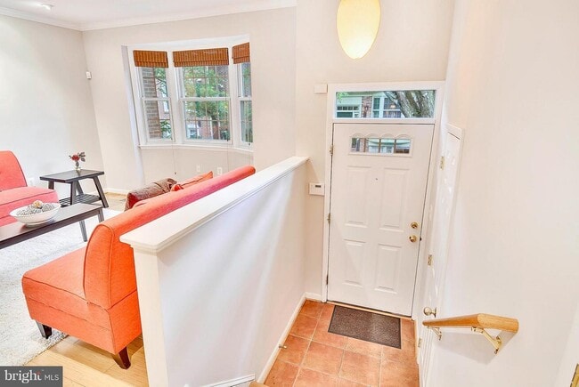 inside entrance - 1107 Fairview Ct