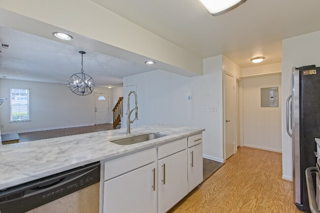 Building Photo - !!!WOW!!! Townhome in Virginia Beach