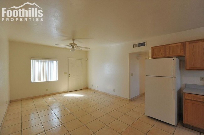 Building Photo - 3 bedroom 2 bath home. All ceramic tile