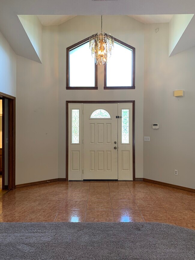 Building Photo - 4/2.5 in Debary with pool, $2,200/month