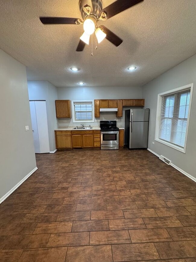 Building Photo - Available 8/1- Single Family home 2Bed 1ba...
