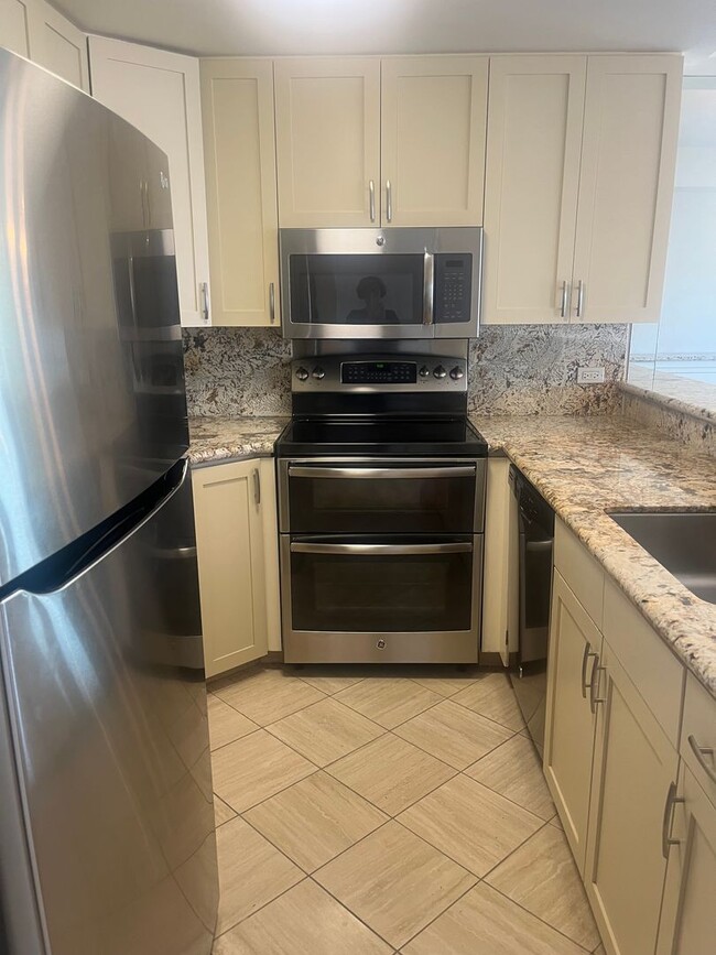 Building Photo - Junior One Bedroom at Opera Plaza