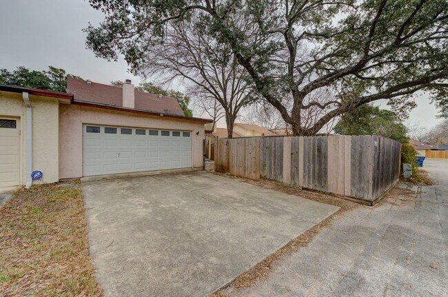 Foto del edificio - Charming Home with Vaulted Ceilings & Loft Near 281 & Bitters