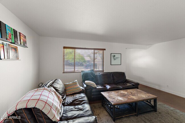 Foto del edificio - 817 W Romo Jones St