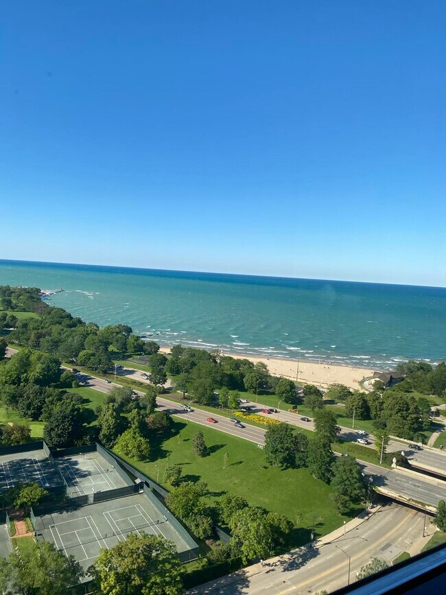 Foto del edificio - 5100 N Marine Dr