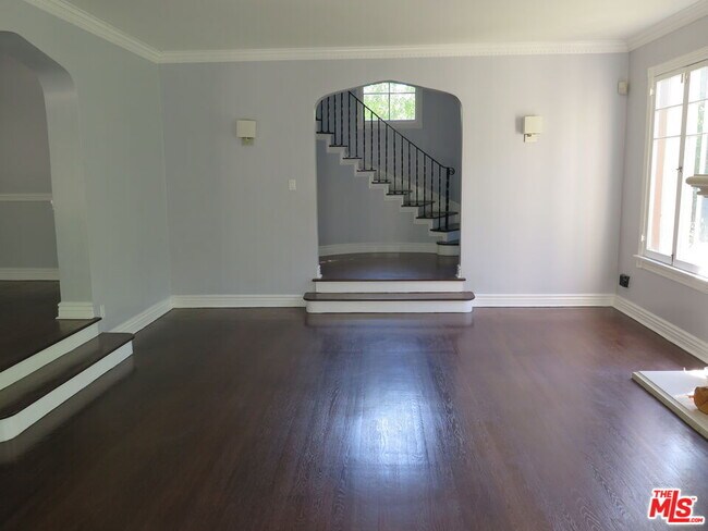 Building Photo - 802 Cloverdale Ave