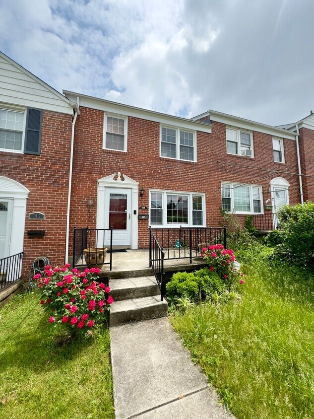 Primary Photo - Charming 3-Bedroom Townhome with Spacious ...