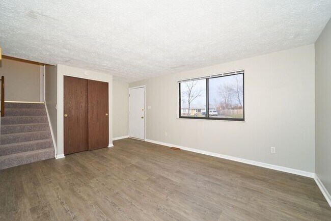Building Photo - Newly Renovated Tri-Level In Arlington Acr...