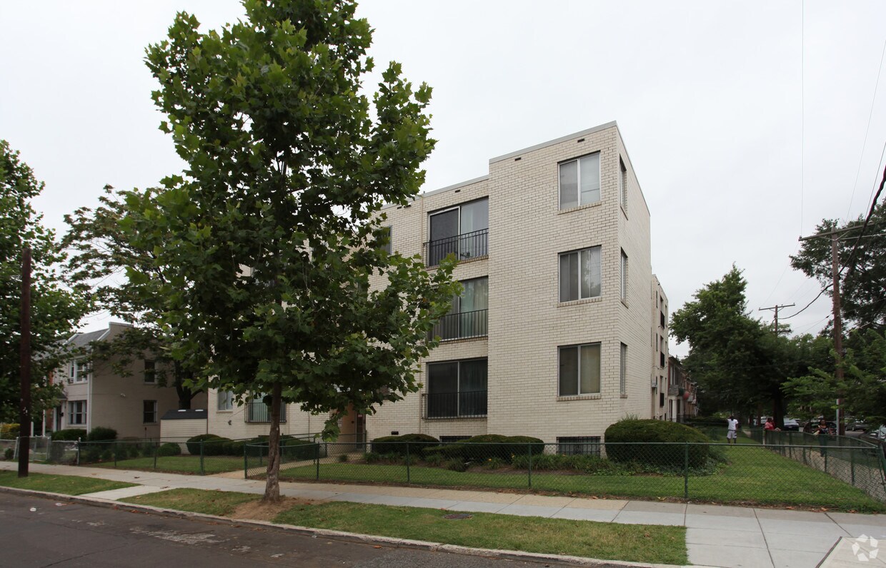 Foto del edificio - 1730 R St SE