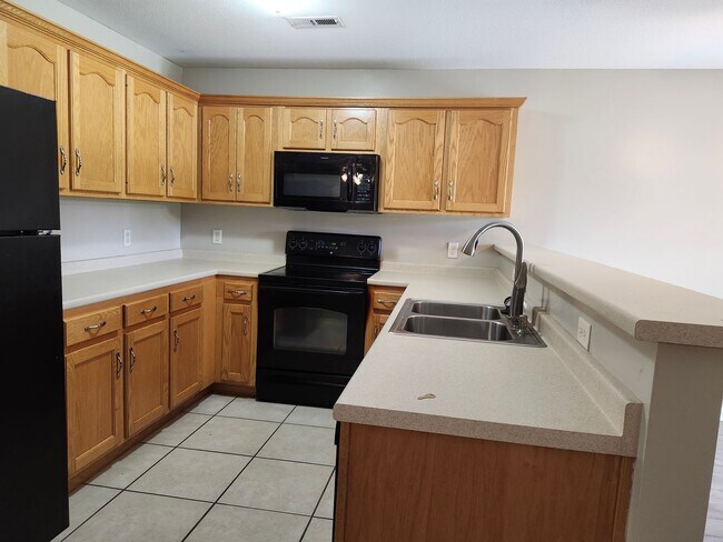 Building Photo - 2 bedroom 2 bath Condo located in East Ridge