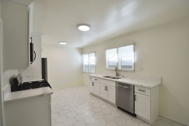 Building Photo - 10919 Camarillo St
