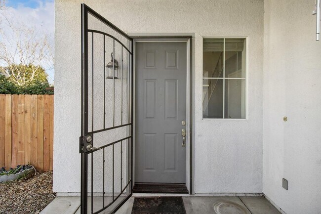 Foto del edificio - Spacious Solar-Powered 4-Bedroom, 3-Bath Home with Vaulted Ceilings & Tons of Storage! SEE VIDEO