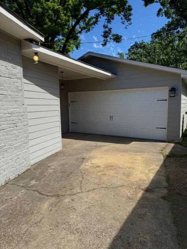 Building Photo - Move in ready Home in High Point Terrace