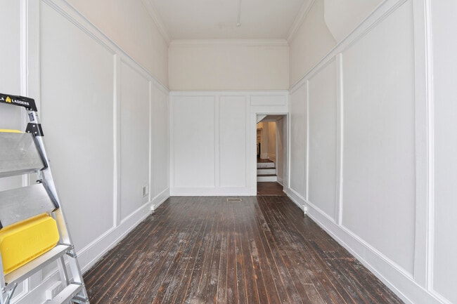 Building Photo - 814 Elm St