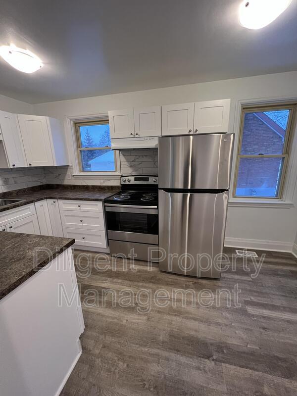 Building Photo - 786 Snelgrove Rd
