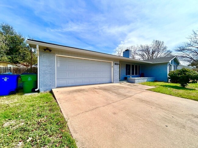 Foto del edificio - Warm & Inviting 3 Bed, 2 Bath Home with 2-Car Garage & Fireplace