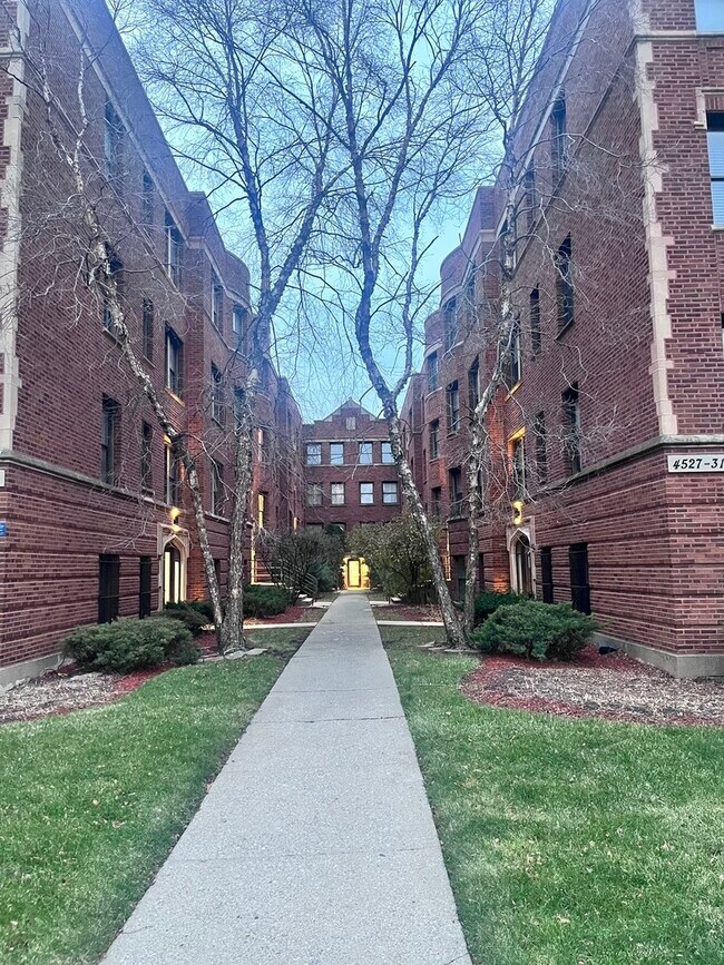 4527 S Drexel Blvd Unit 2N, Chicago, IL 60653 Condo for Rent in