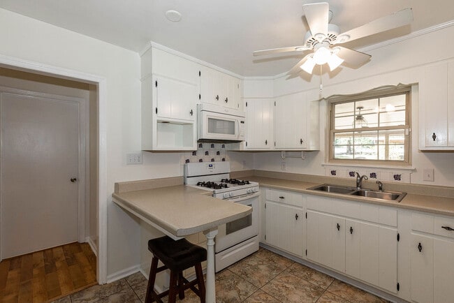 Foto del edificio - 404 E First St