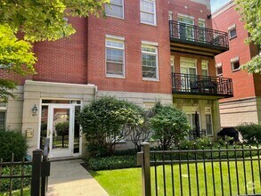Building Photo - 807 W University Ln