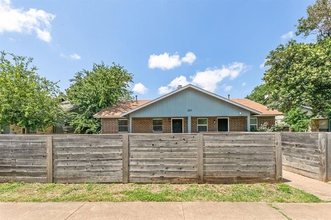 Building Photo - 2011 E Stassney Ln