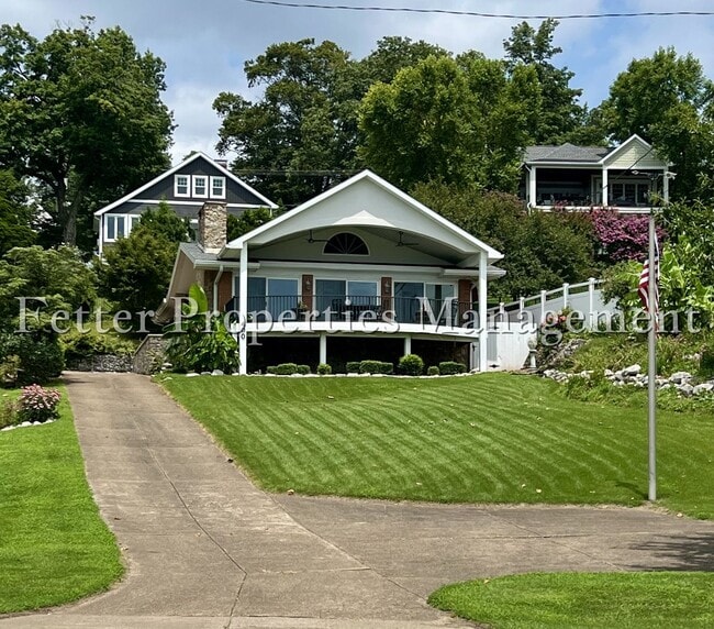 Building Photo - Riverfront Living with Mid-Century Flair