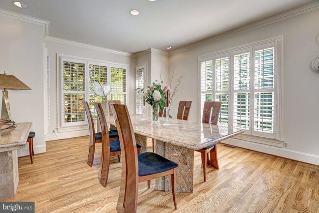 Foto del edificio - 1620 Foxhall Rd NW
