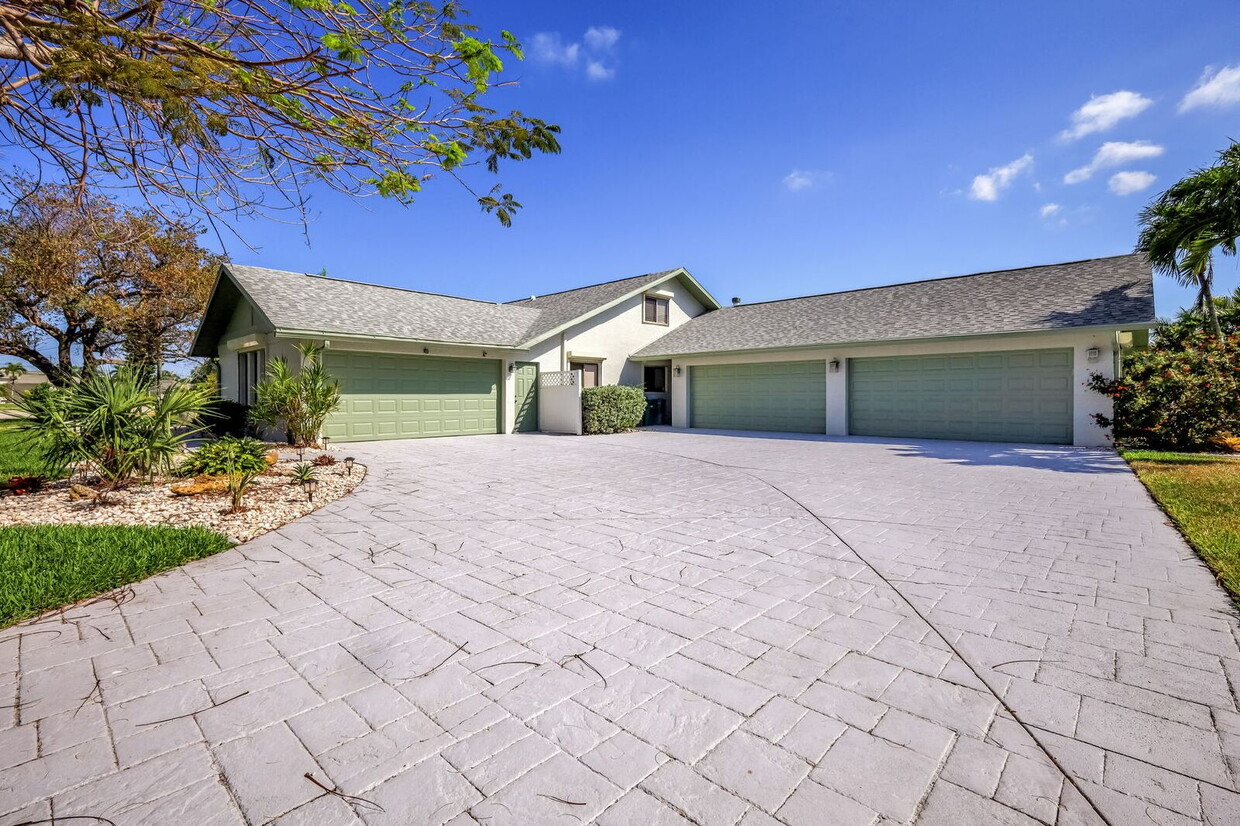 Foto principal - Furnished 4BR Waterfront Pool Home in Cape...