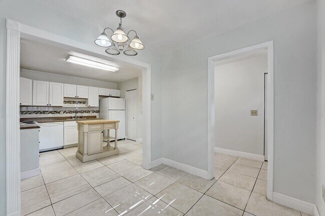 Building Photo - 2737 Lowson Blvd