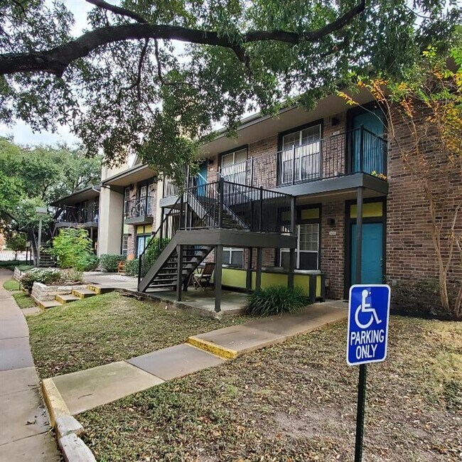 Building Photo - 7685 Northcross Dr