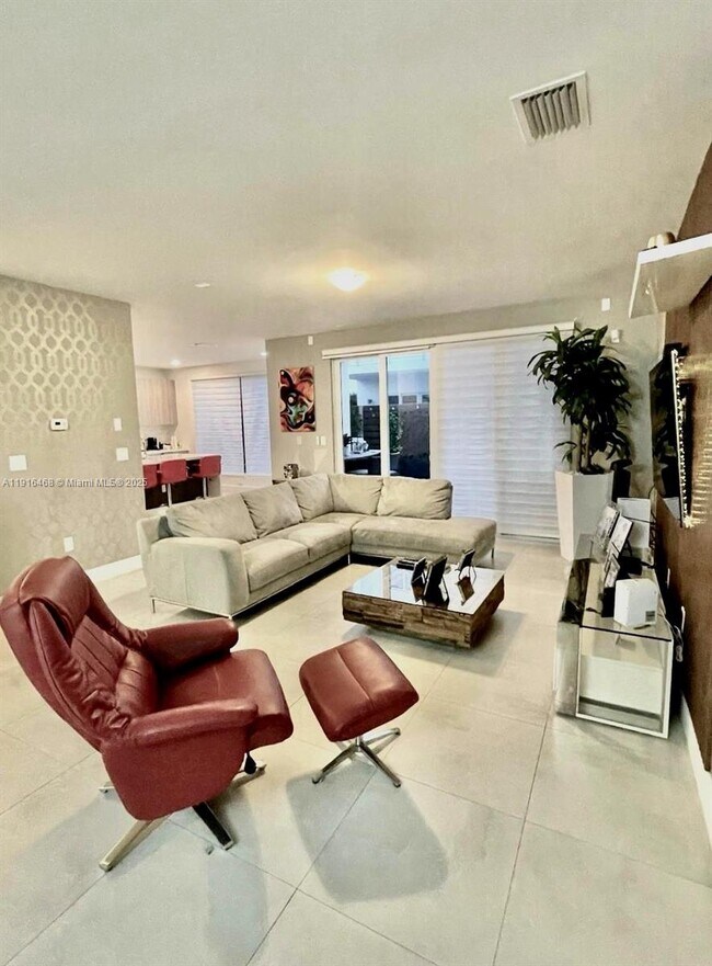 Foto del edificio - 6846 NW 103rd Ave