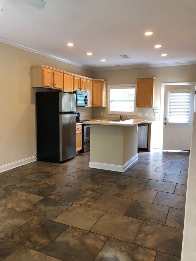 Building Photo - Close to downtown - Student Friendly