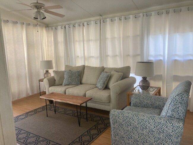 Foto del edificio - 1192 Nettles Blvd