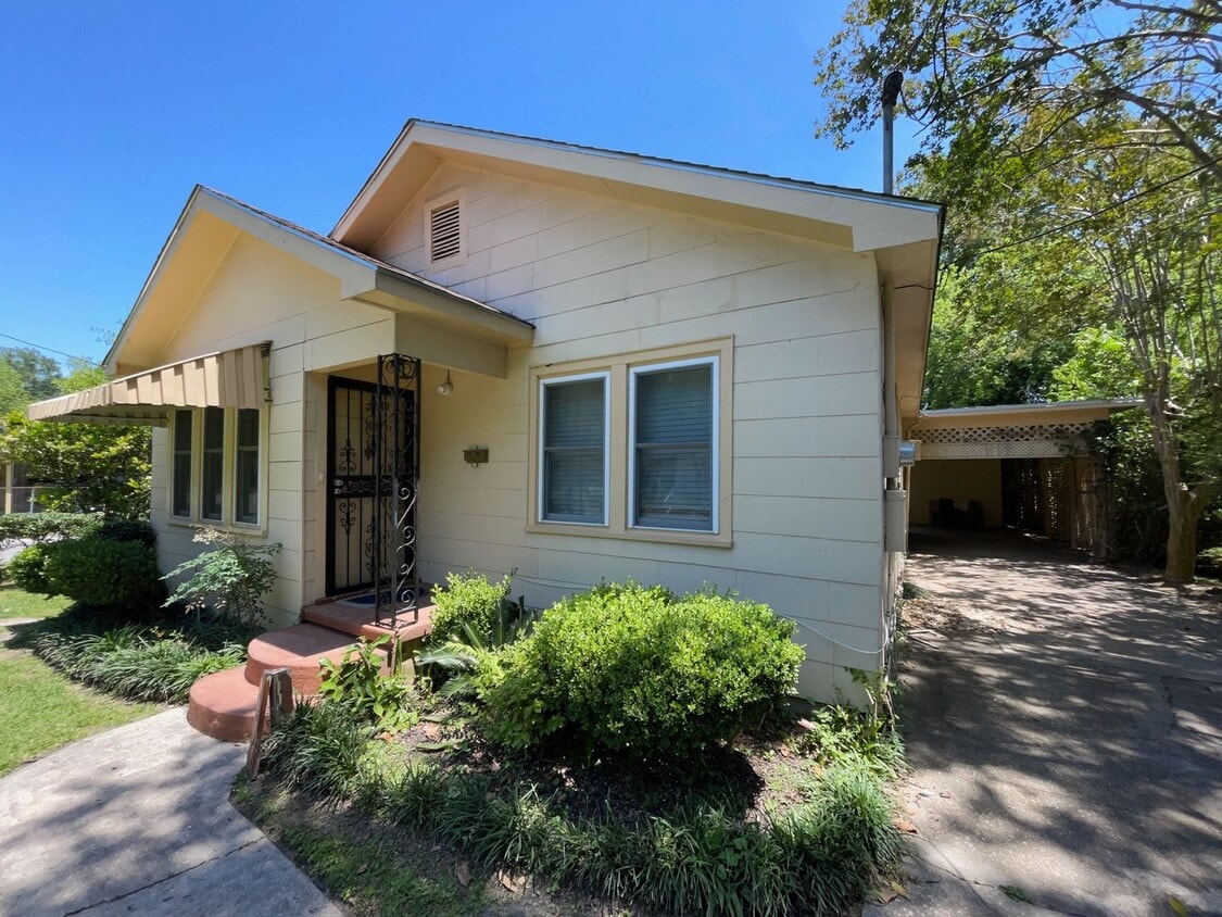 2 bedrooms 1 bath - Large Yard - 2 bedrooms 1 bath - Large Yard