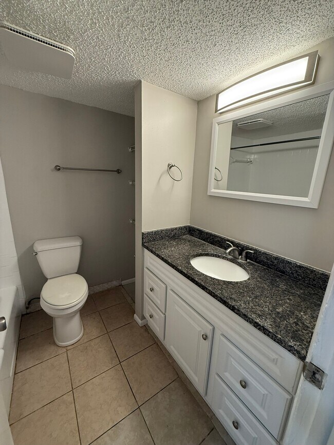 Building Photo - 2 Bed/1 Bath - Unit C3