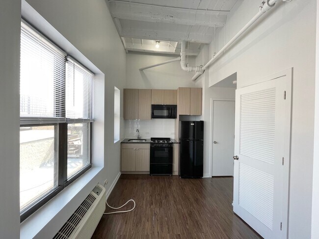 Building Photo - 5718 N Winthrop Ave