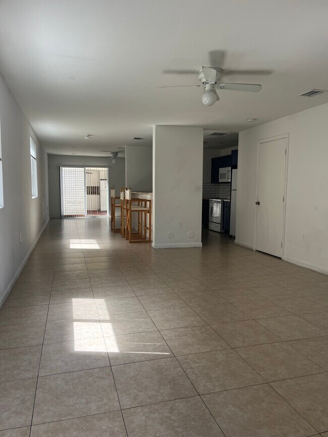 Vista de la sala de estar desde la entrada - 812 NW 22nd Pl
