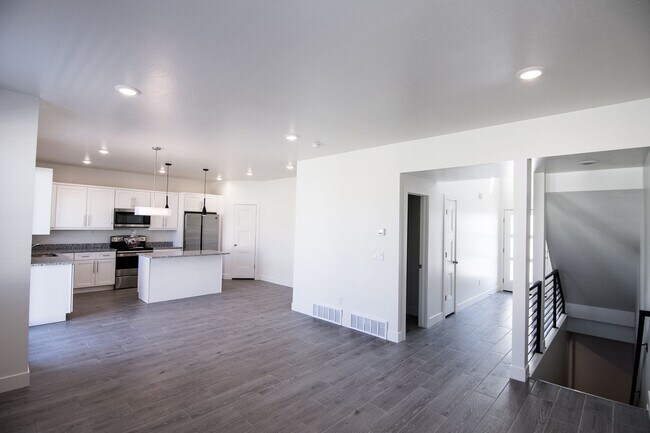 Foto del edificio - Gorgeous 2-Story Townhome with Finished Ba...