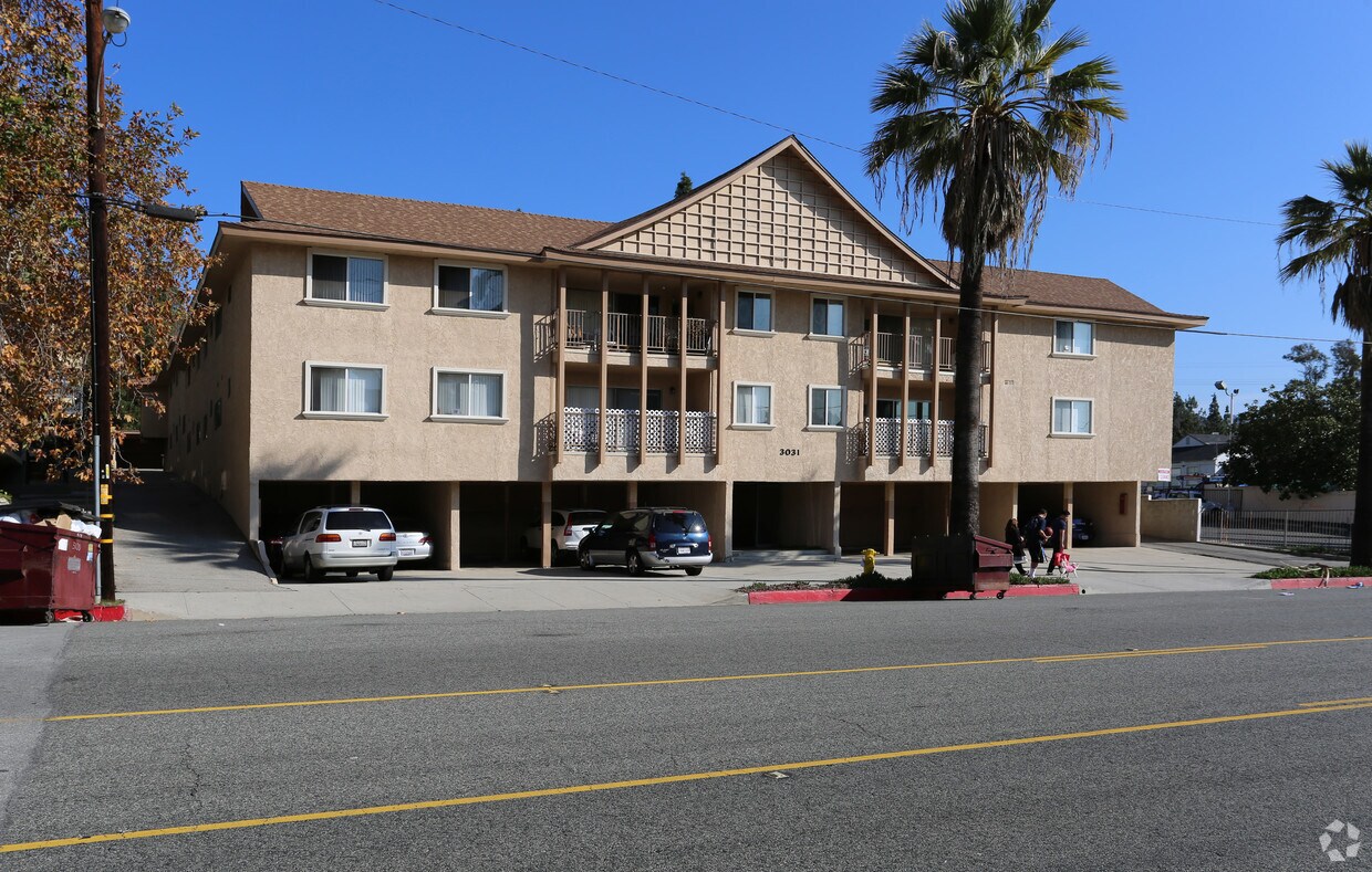 Foto del edificio - 3031 Montrose Ave