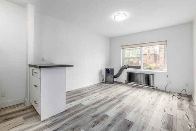 Bachelor - 413SF - Living Room - 256-262 Sherbourne St.