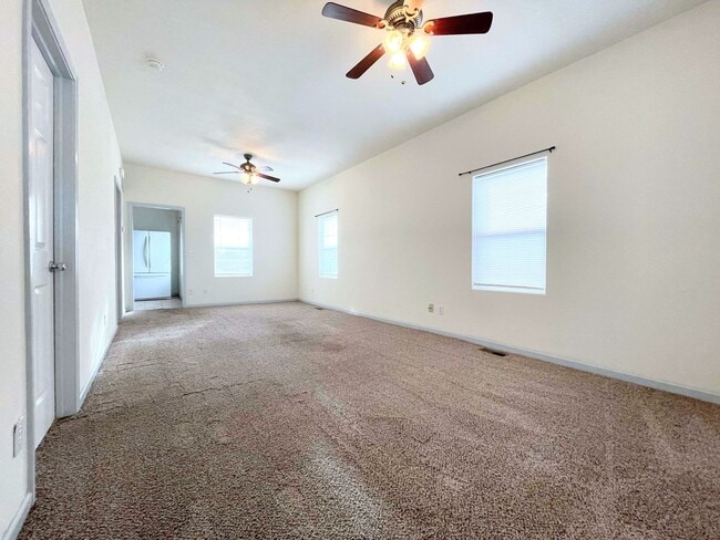 Building Photo - Clean 2 bed 1 bath home