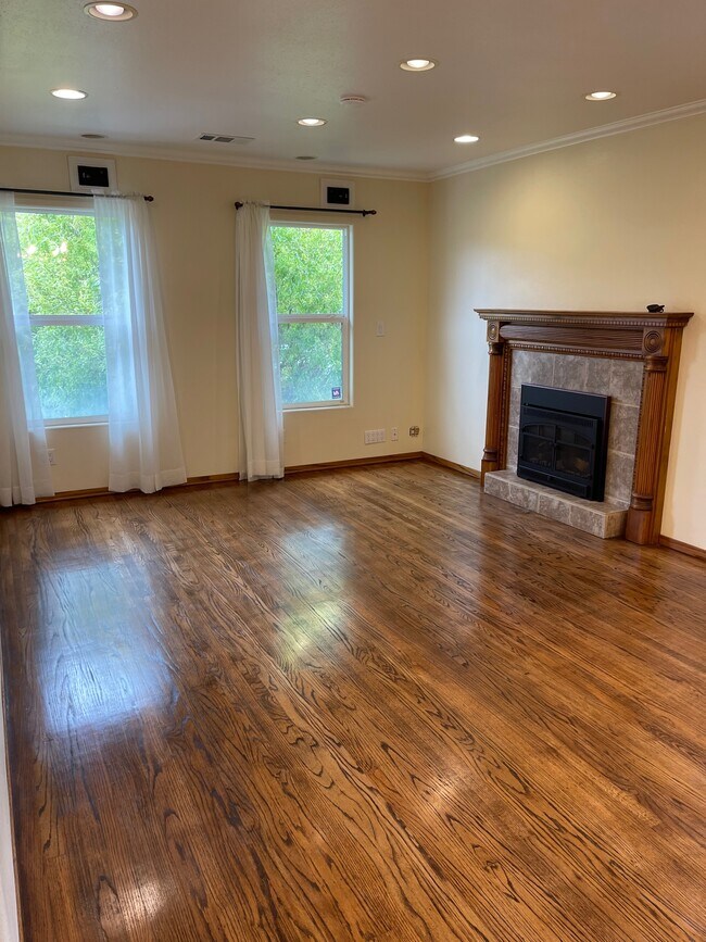 Building Photo - 2180 Rollingwood Dr