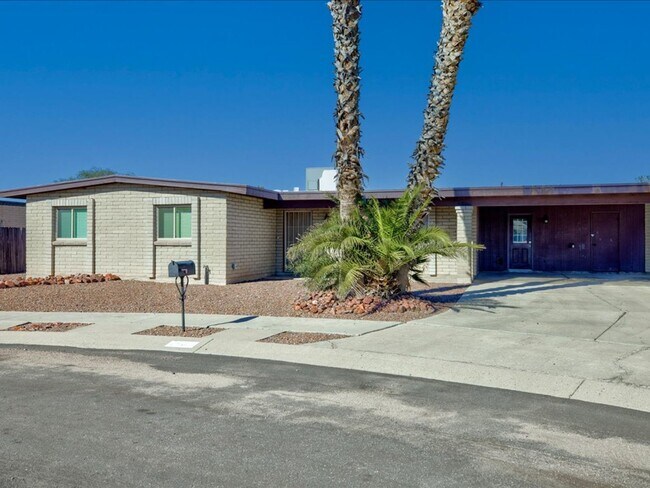 Building Photo - 4 Bedroom 2 Bathroom With a private pool!