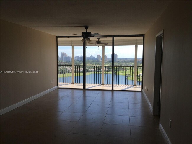 Foto del edificio - 3731 N Country Club Dr