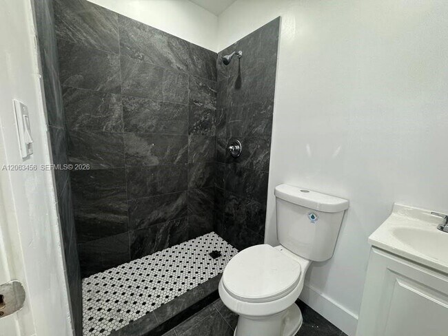 Foto del edificio - 670 NE 166th St