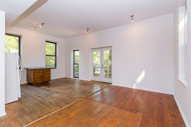 Building Photo - 826 W 19th St
